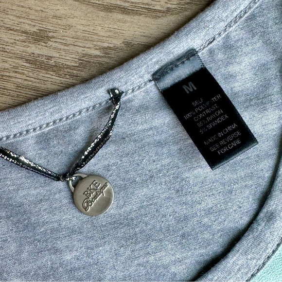 BKE Boutique Embroidered Geometric Mint & Gray Tee – Size M - Picture 3 of 7